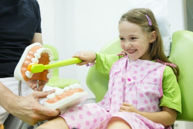 4招訓練孩子不再怕看牙醫！小孩看牙時哭鬧，爸媽最該做的一件事是…