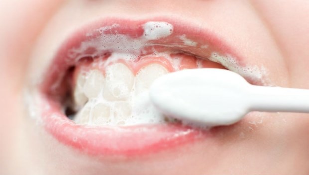 蛤！居然是這樣…99%的人都不知道：刷牙不漱口，更能預防蛀牙！