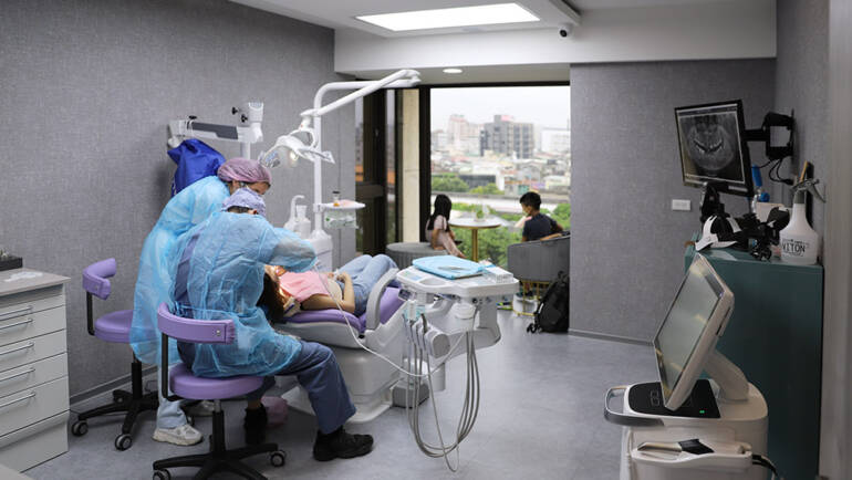 「拯救牙⿒科技中⼼」，看牙醫也可以很有質感很放鬆！