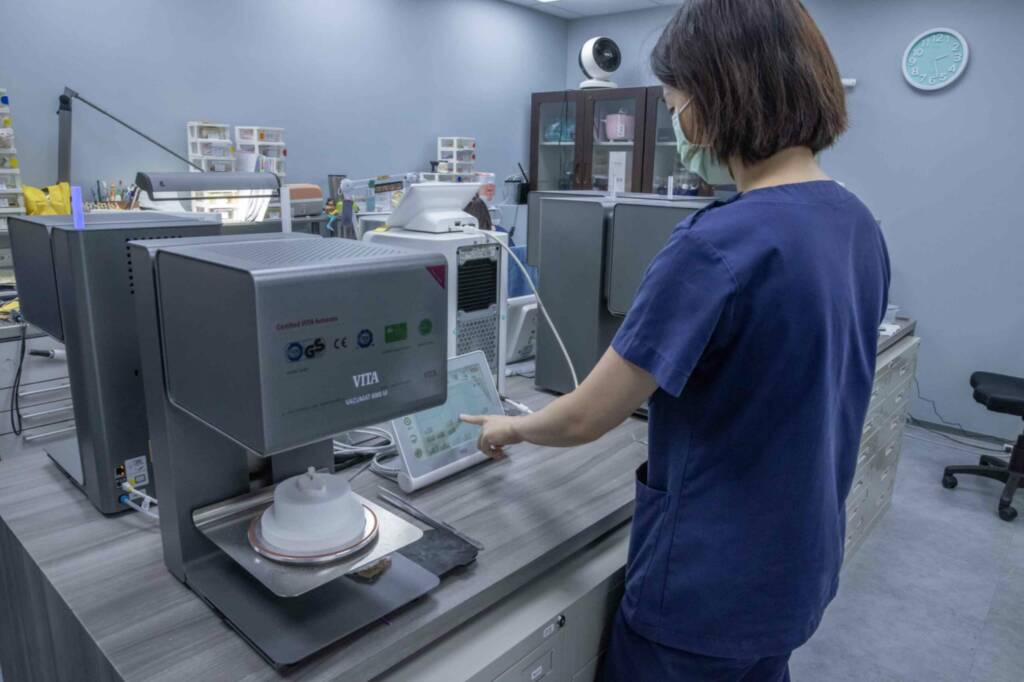 悅庭牙醫智能科技研發中心的牙體技術師操作VITA VACUMAT 6000M 烤瓷爐