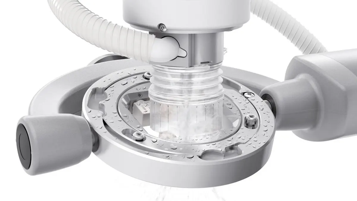 inLab MC X5 牙科銑磨機的加工核心細節圖，呈現五軸連動與乾濕兩用技術，可完美處理氧化鋯、玻璃陶瓷及鈦金屬等多樣化材質。