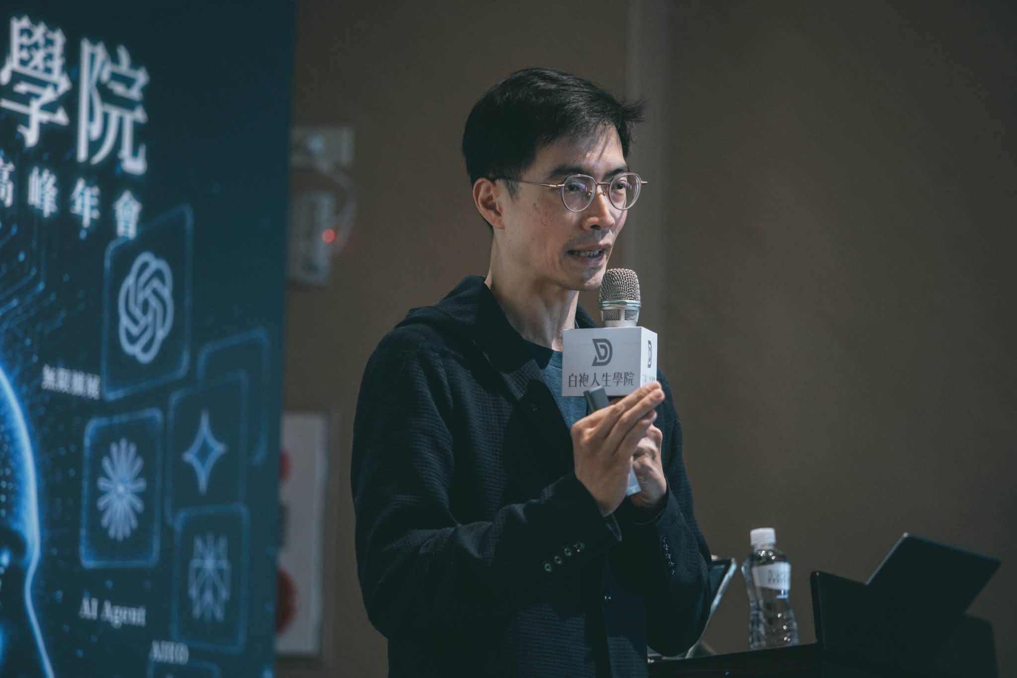 曹皓崴院長受邀於白袍人生學院，無私分享診所經營與團隊管理實戰經驗。（圖片來源：白袍人生學院官方臉書）
