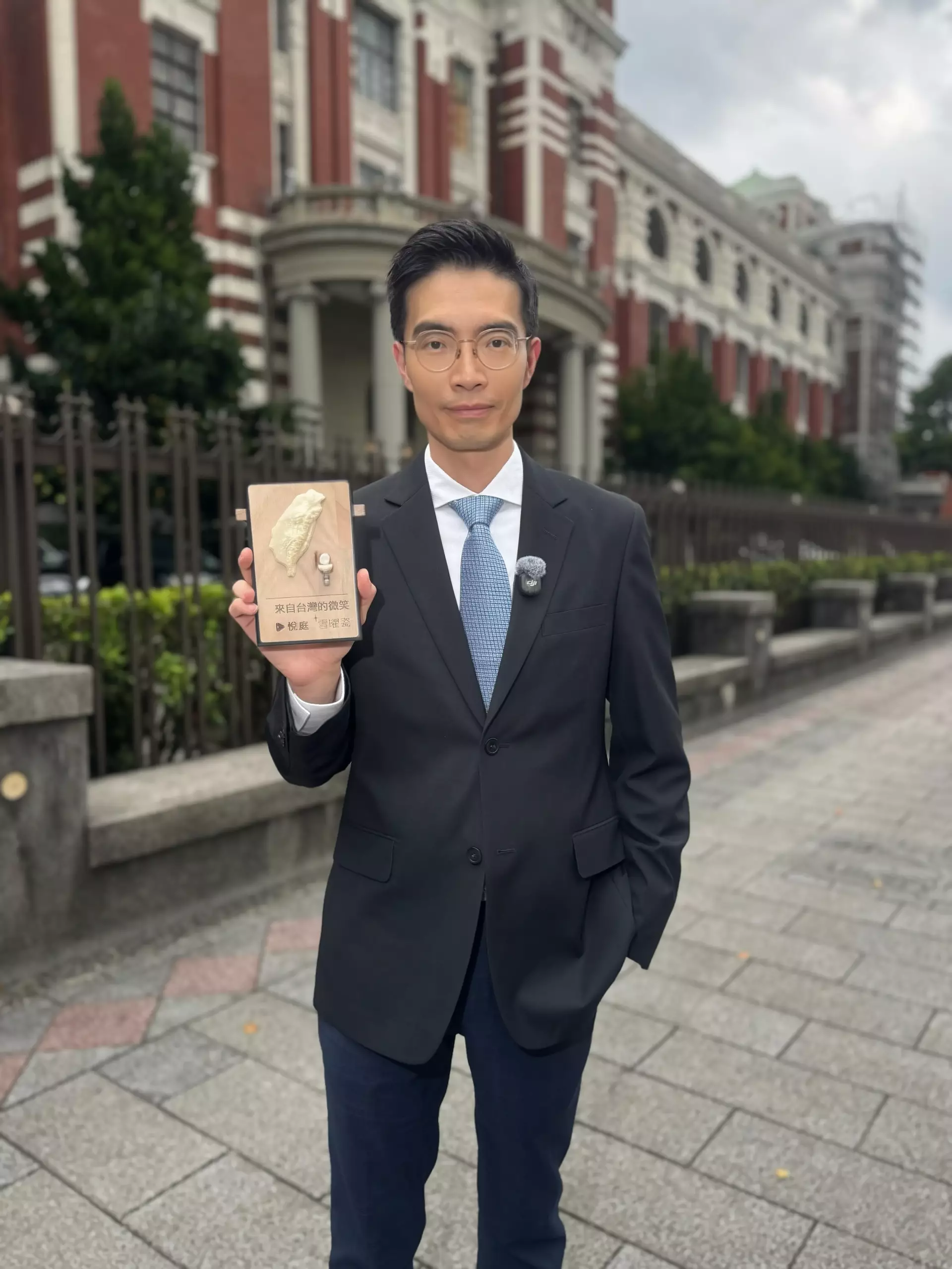 悅庭牙醫曹皓崴院長於總統府外,展示代表台灣數位牙科創新實力的「來自台灣的微笑」雪曜瓷作品 悅庭牙醫曹皓崴院長於總統府外,展示代表台灣數位牙科創新實力的「來自台灣的微笑」雪曜瓷作品