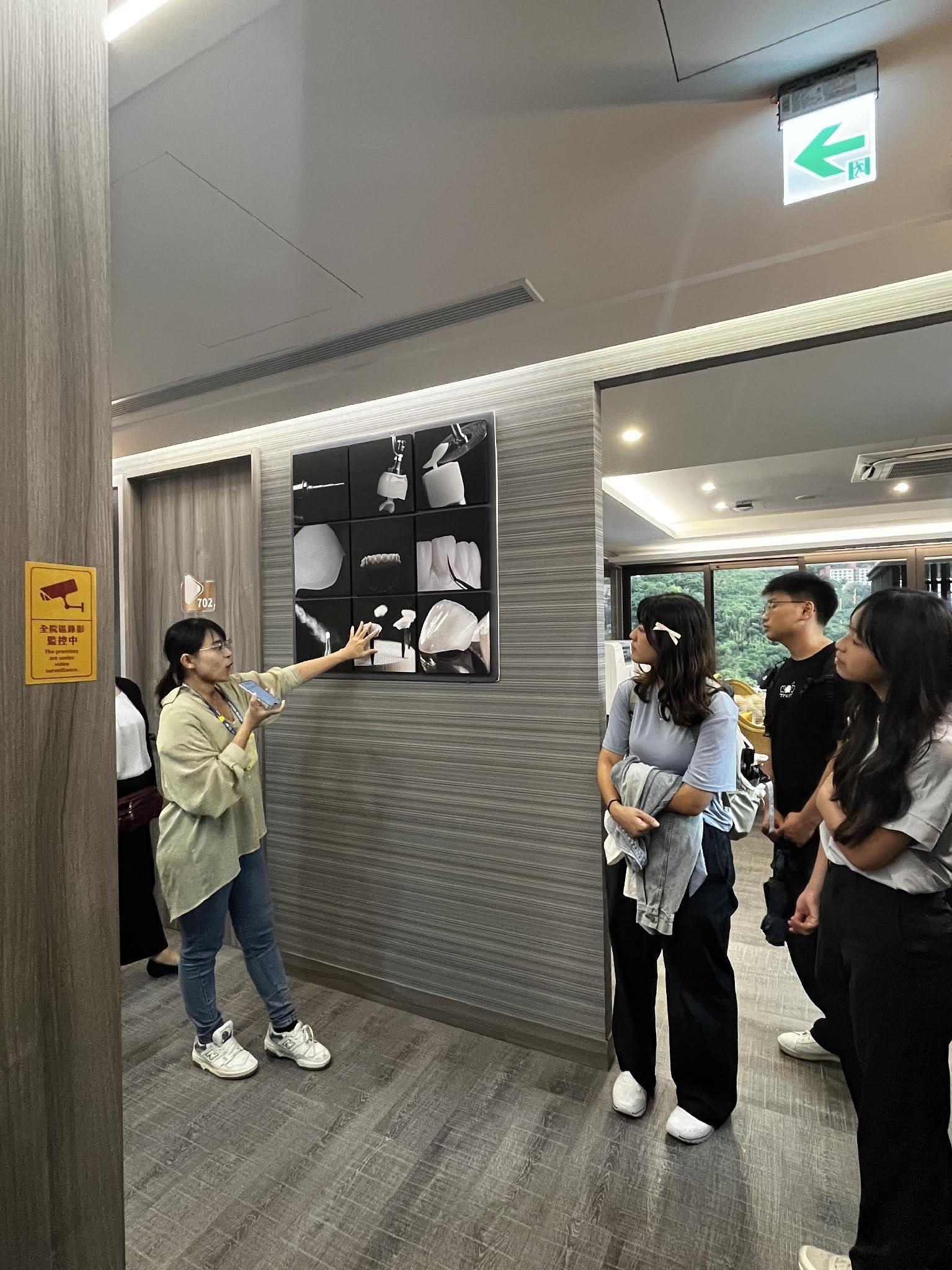 診所團隊透過現場導覽，向參訪師生介紹牙科修復相關展示。